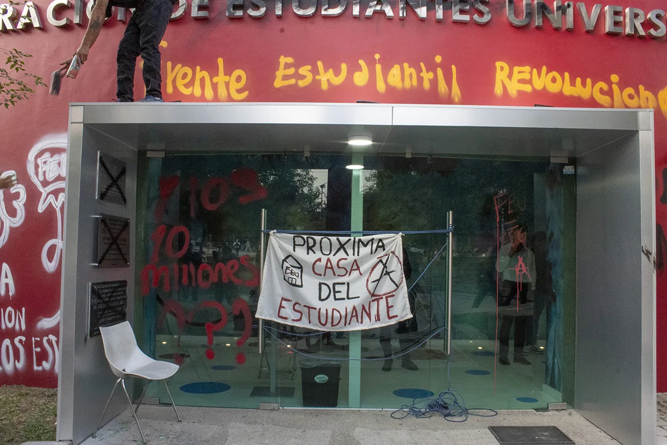 Estudiantes irrumpen en la FEU y denuncian autoritarismo en la UdeG durante toma de protesta