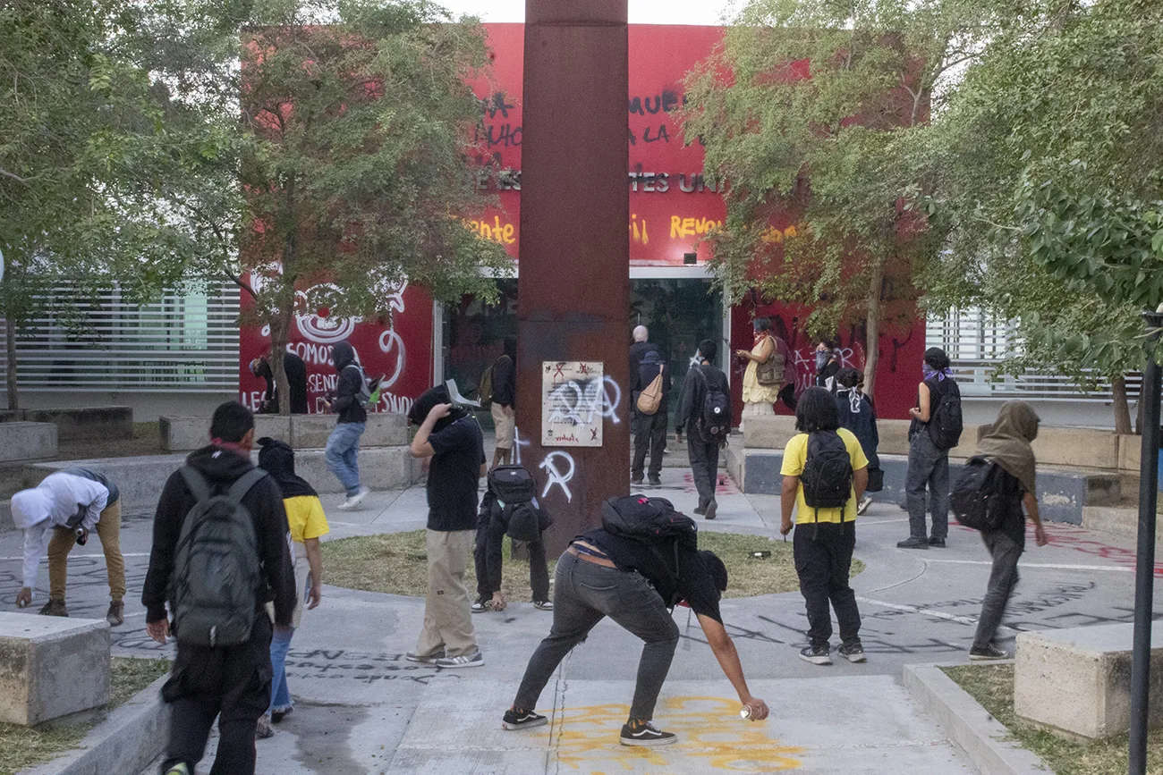 Estudiantes irrumpen en la FEU y denuncian autoritarismo en la UdeG durante toma de protesta