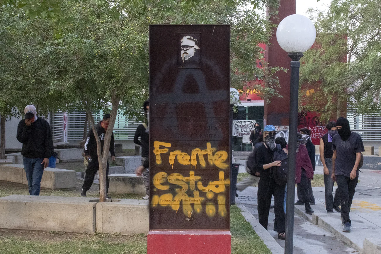 Estudiantes irrumpen en la FEU y denuncian autoritarismo en la UdeG durante toma de protesta