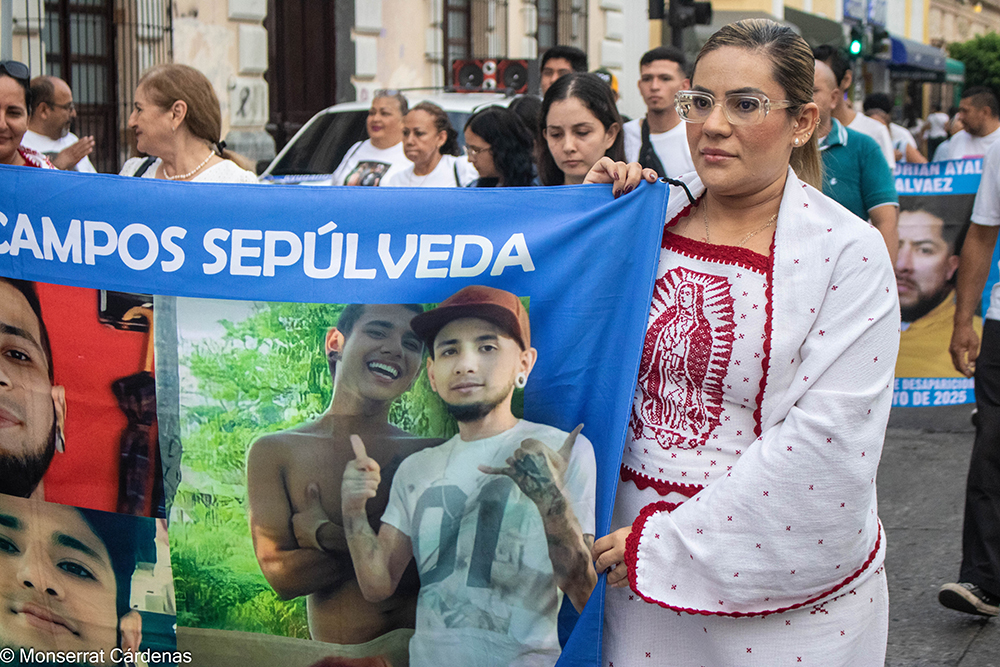 Madres buscadoras de Colima caminan en peregrinación con mantas y fotografías de personas desaparecidas