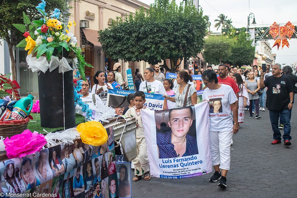Madres buscadoras de Colima caminan en peregrinación con mantas y fotografías de personas desaparecidas