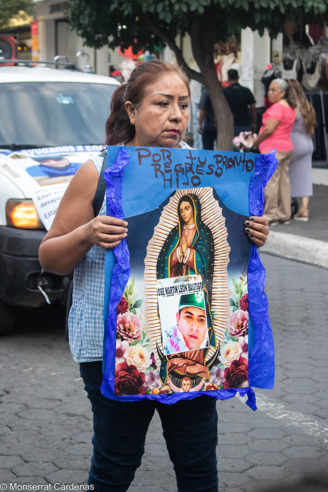 Madres buscadoras de Colima caminan en peregrinación con mantas y fotografías de personas desaparecidas