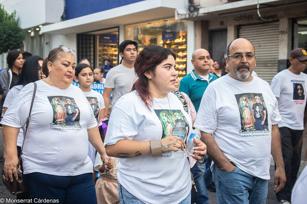 Madres buscadoras de Colima caminan en peregrinación con mantas y fotografías de personas desaparecidas