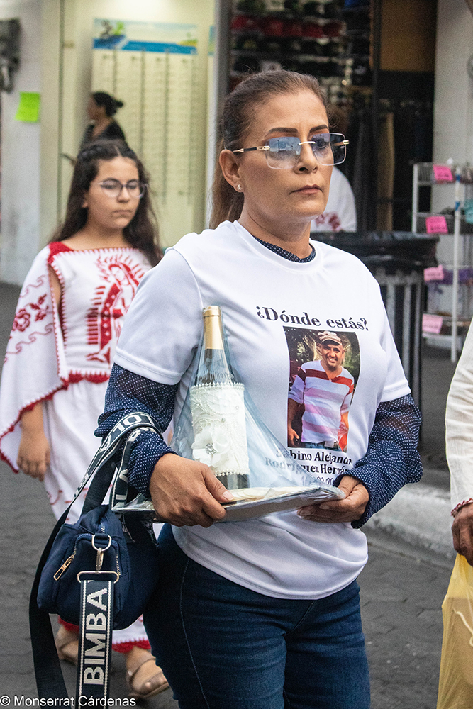 Madres buscadoras de Colima caminan en peregrinación con mantas y fotografías de personas desaparecidas
