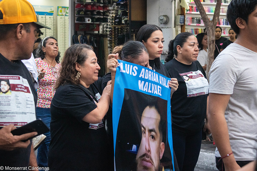 Madres buscadoras de Colima caminan en peregrinación con mantas y fotografías de personas desaparecidas