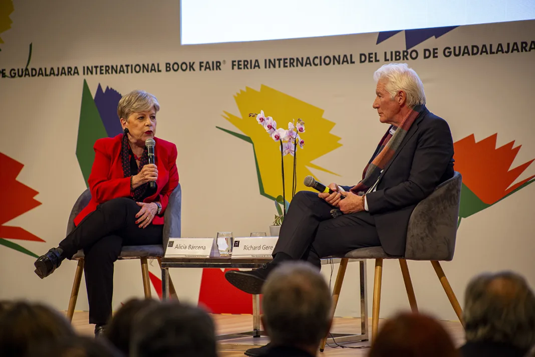 Richard Gere Richard Gere y Alicia Bárcena llaman a una “custodia compartida del planeta” en la FIL Guadalajara