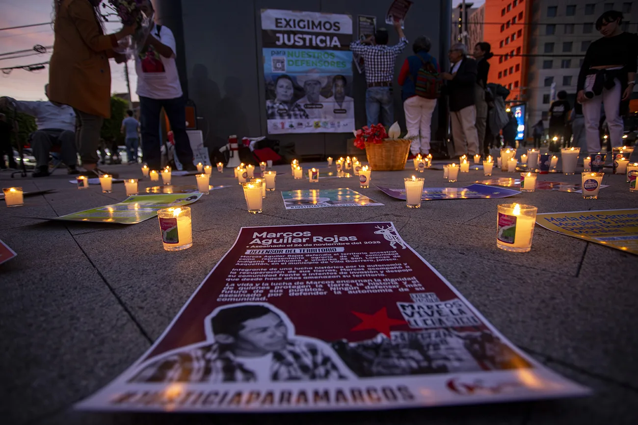 Realizan velada en la FIL Guadalajara para exigir justicia por Marcos Aguilar y los defensores asesinados en Jalisco