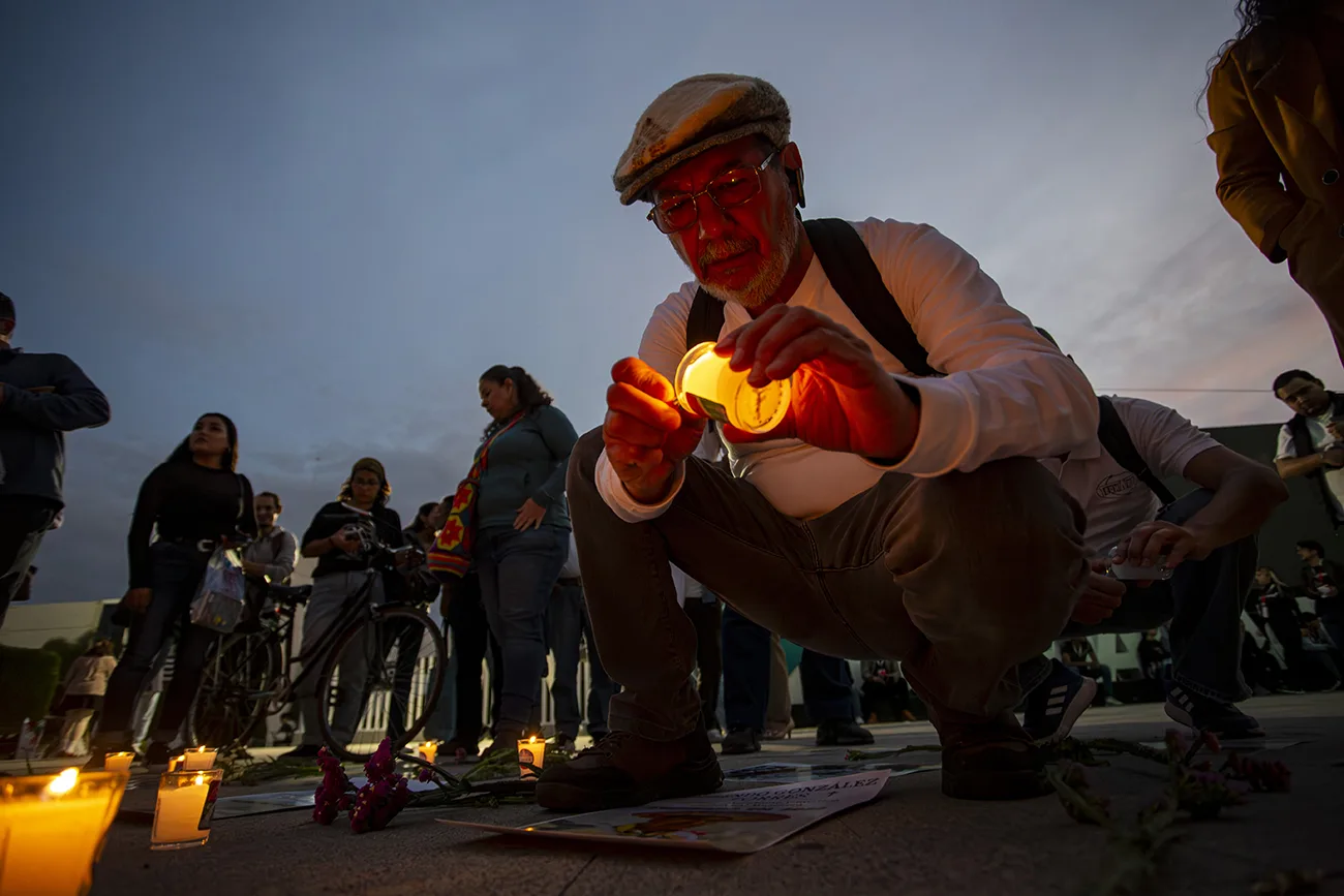 Realizan velada en la FIL Guadalajara para exigir justicia por Marcos Aguilar y los defensores asesinados en Jalisco