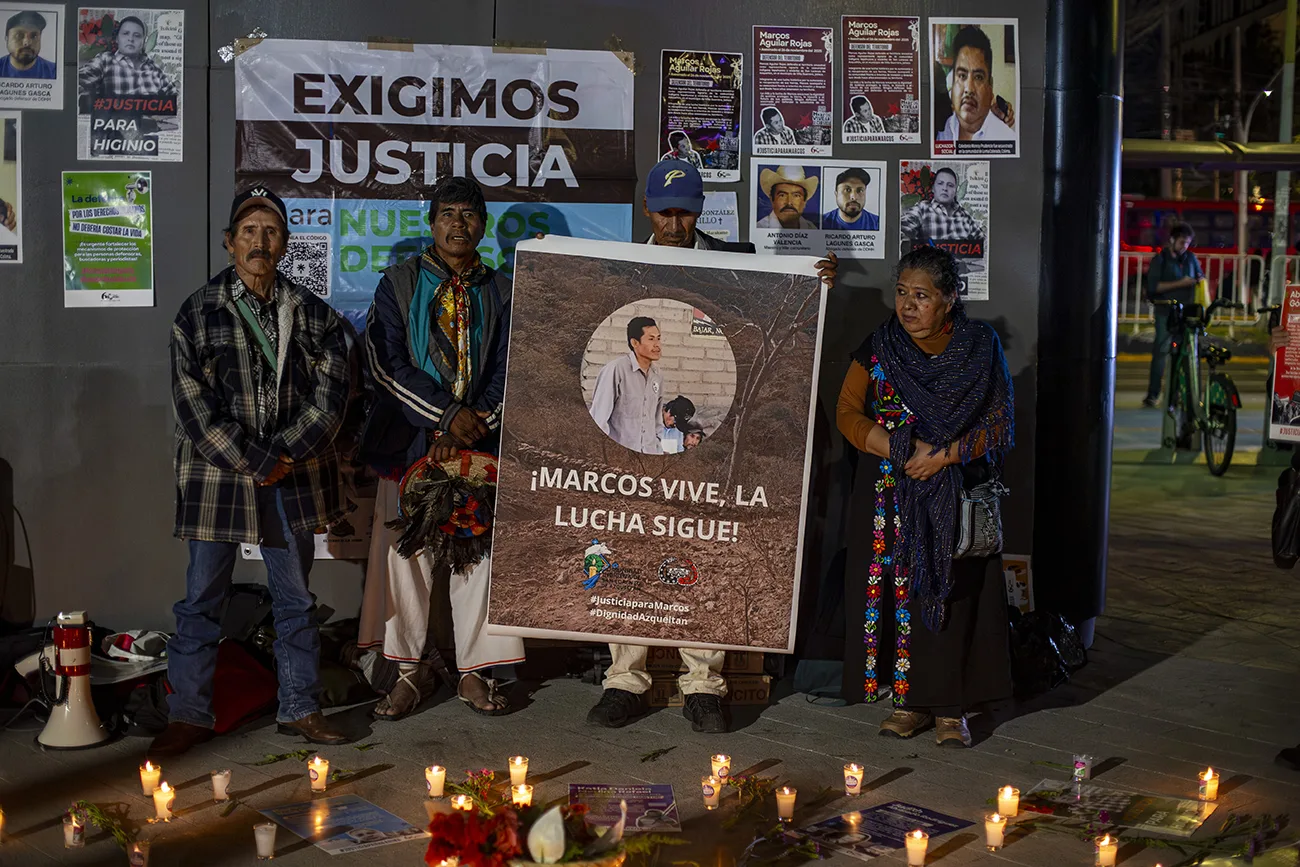 Realizan velada en la FIL Guadalajara para exigir justicia por Marcos Aguilar y los defensores asesinados en Jalisco