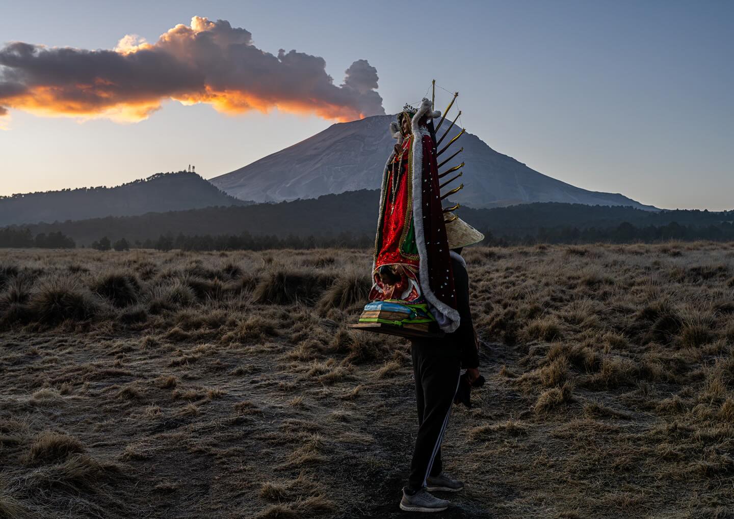 Peregrinos de Puebla caminando por el Paso de Cortés rumbo a la Basílica de Guadalupe.