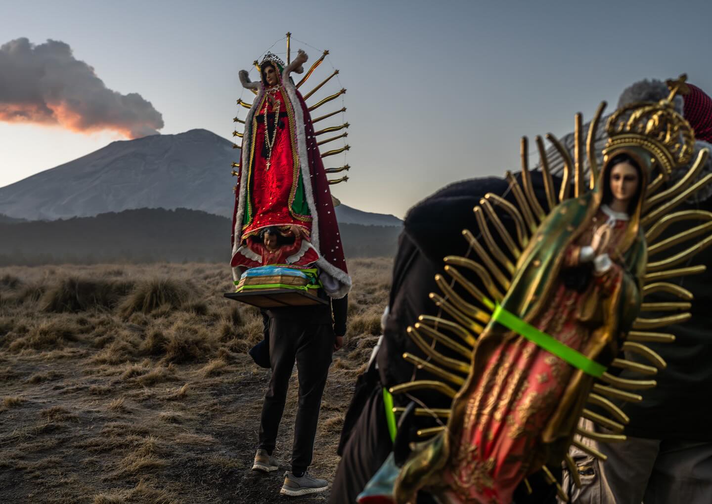 Peregrinos de Puebla cruzan el Paso de Cortés rumbo a la Basílica de Guadalupe