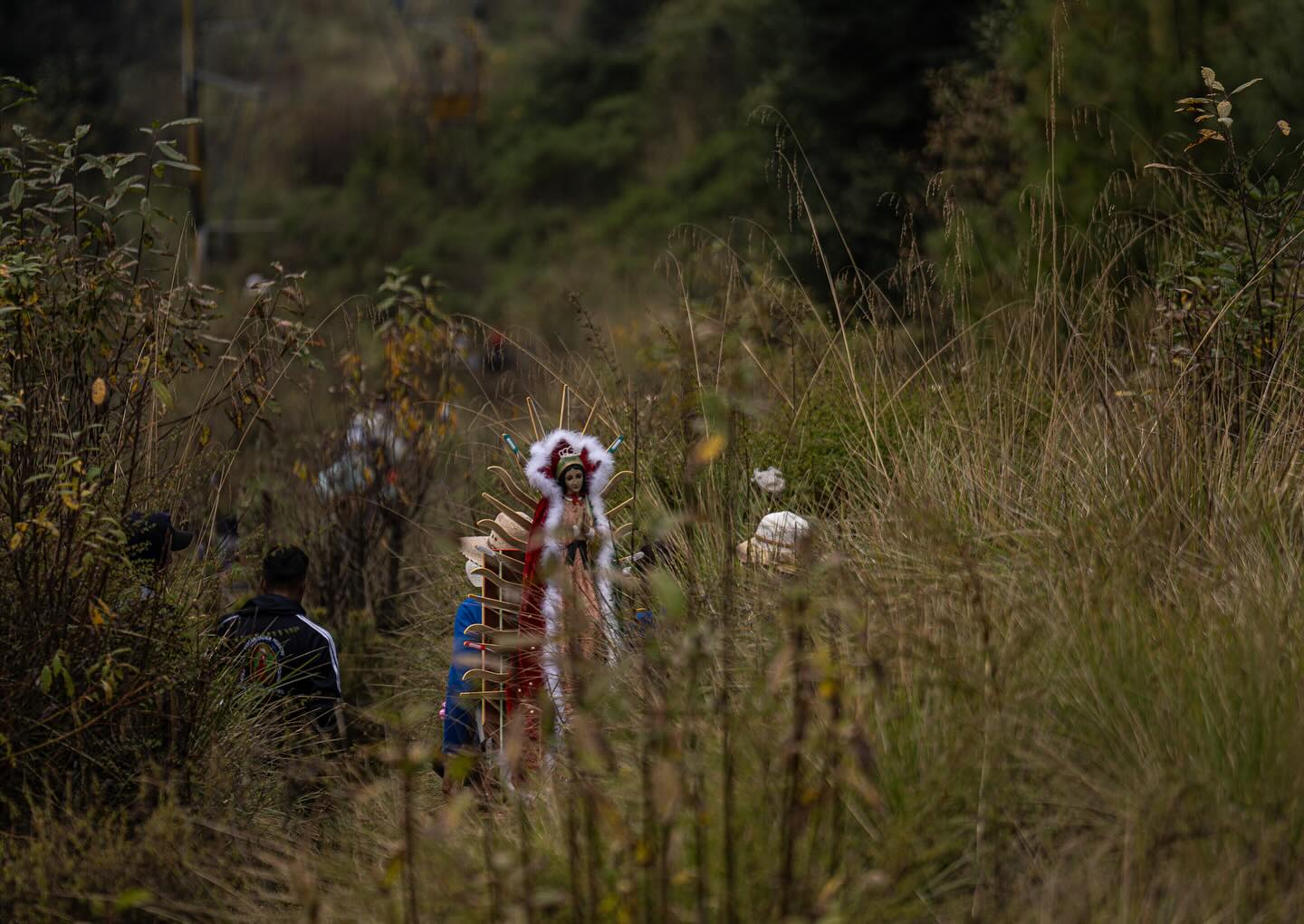 Peregrinos de Puebla cruzan el Paso de Cortés rumbo a la Basílica de Guadalupe