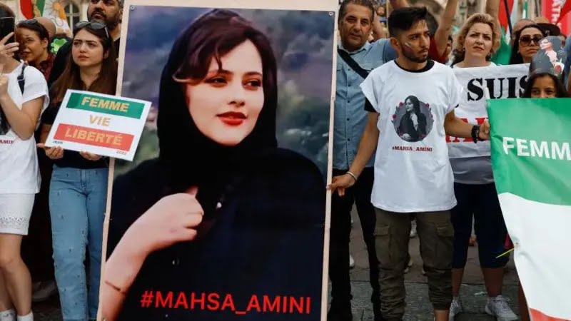 FOTO: AMEER ALHALBI / GETTY IMAGESEl eco de Mahsa Amini. Una manifestante sostiene un símbolo de resistencia en una movilización que recuerda el origen de este despertar social.