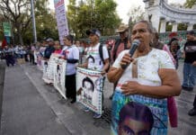 Opinión CNDH: golpear al movimiento de los 43 Madres y padres de los 43 normalistas de Ayotzinapa durante una jornada de protesta para exigir verdad y justicia