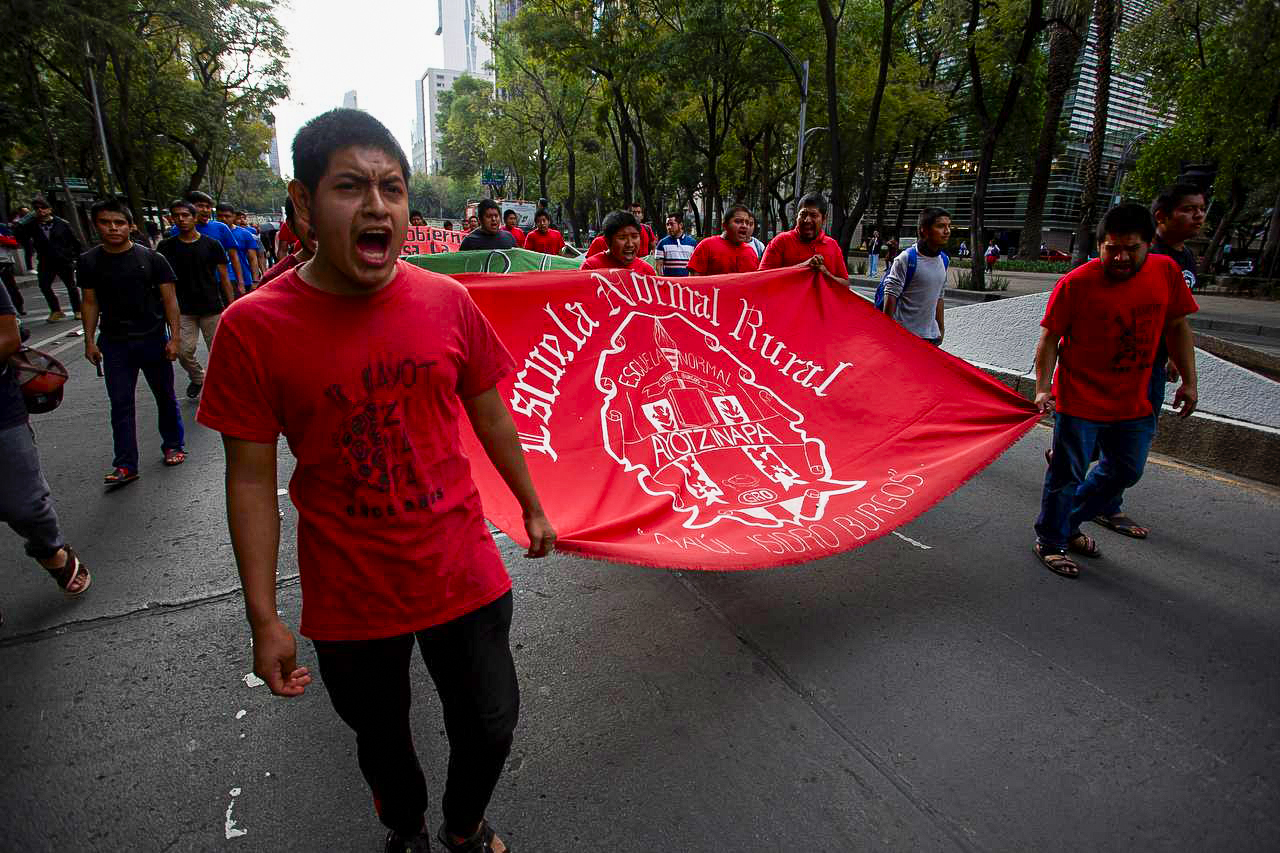 “No vamos a dejar de luchar hasta saber la verdad”: padres y madres de los 43 marchan en CDMX