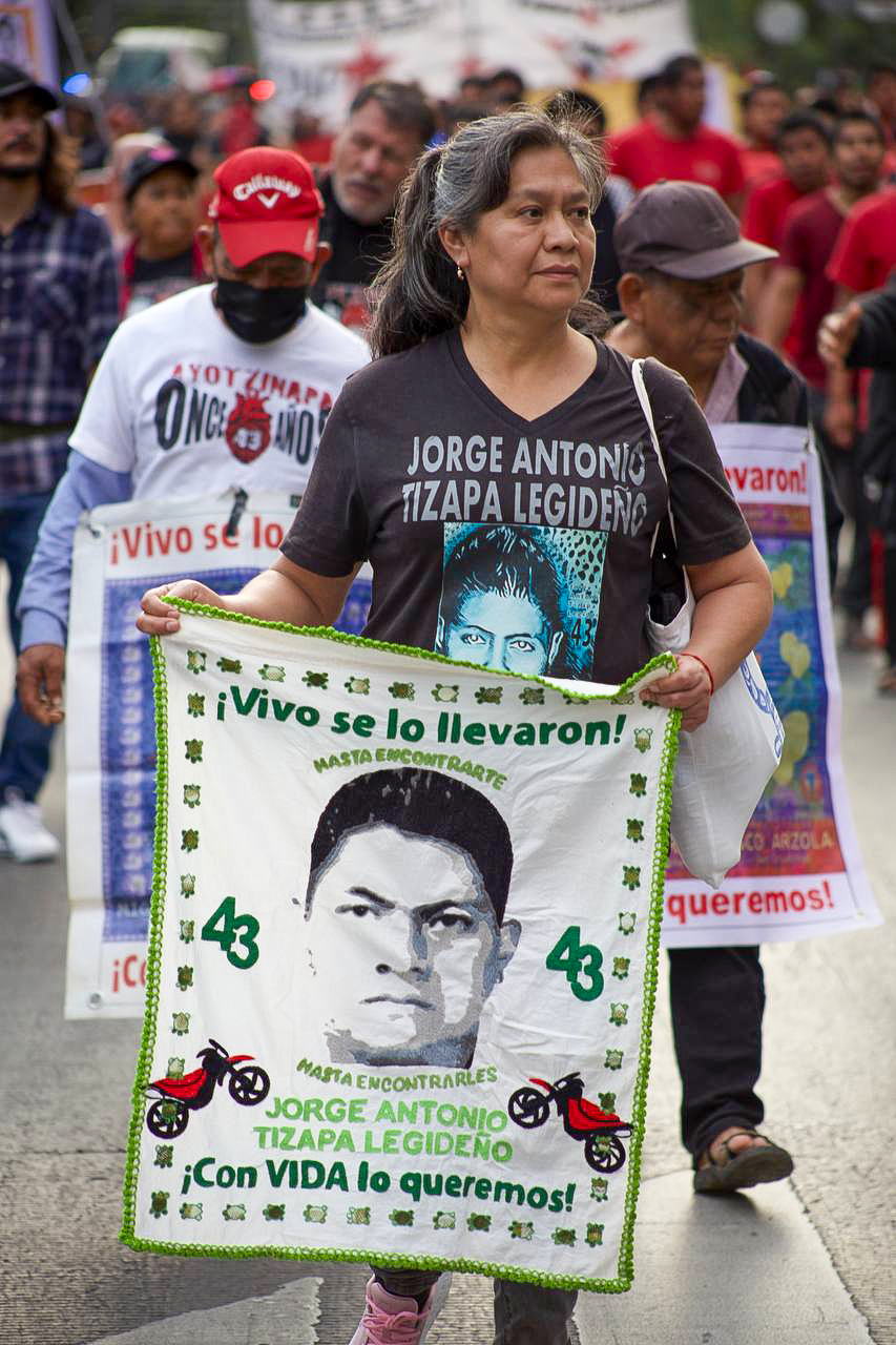 “No vamos a dejar de luchar hasta saber la verdad”: padres y madres de los 43 marchan en CDMX