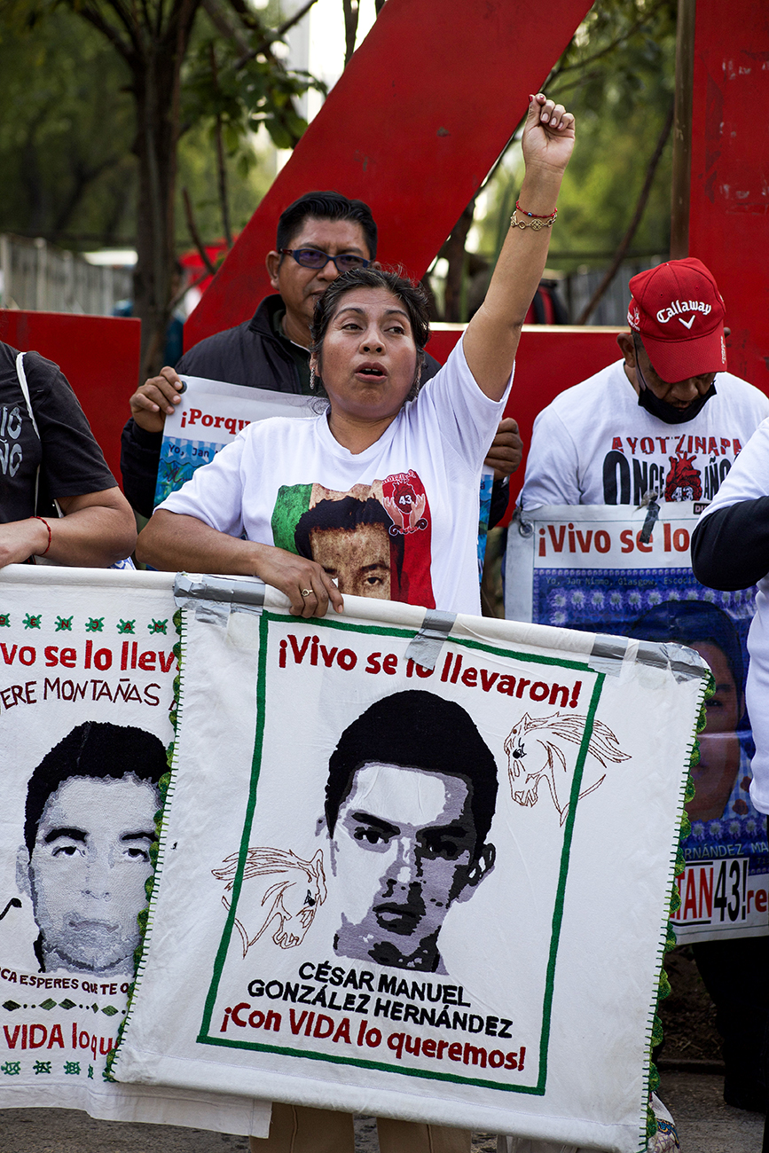 “No vamos a dejar de luchar hasta saber la verdad”: padres y madres de los 43 marchan en CDMX