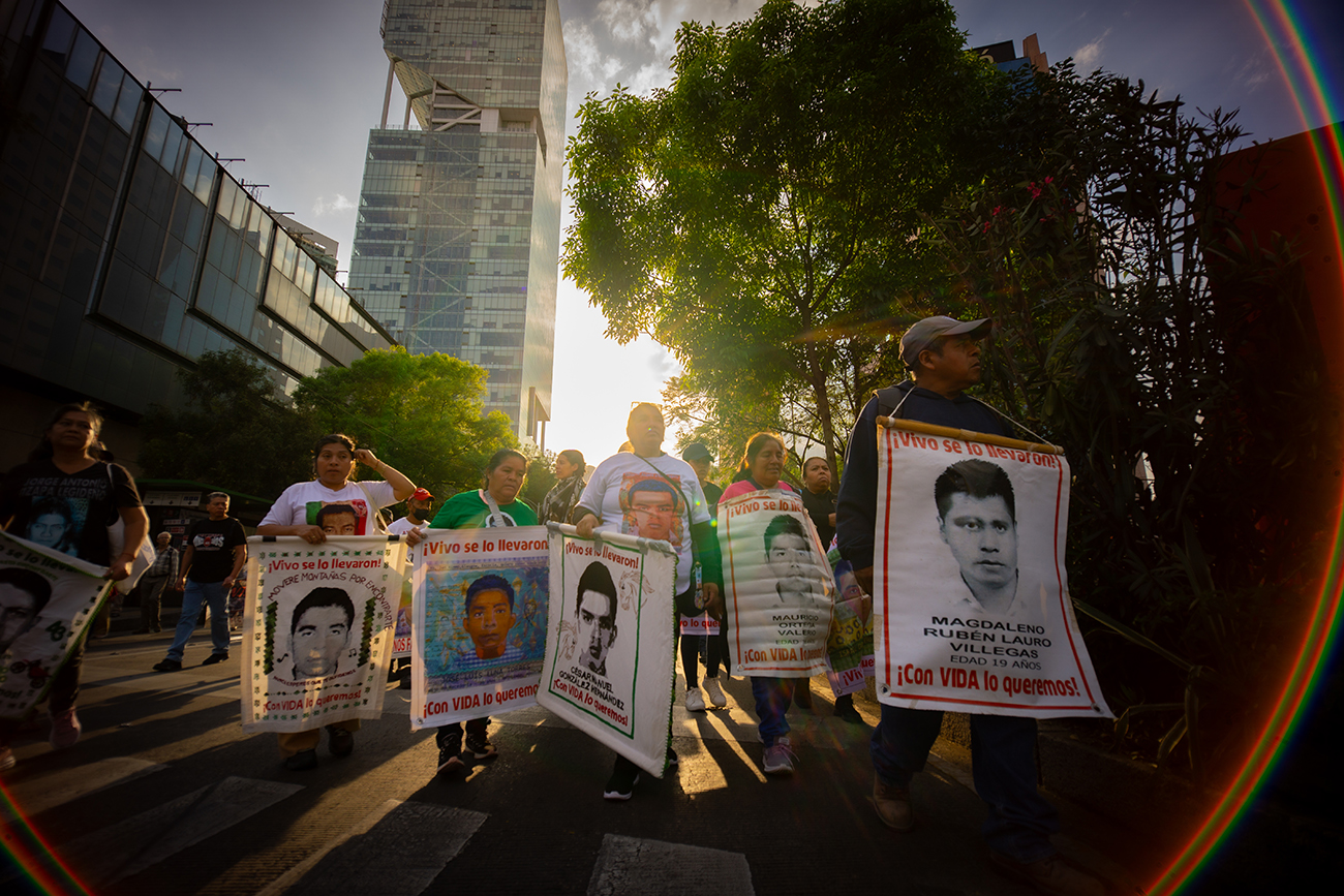 “No vamos a dejar de luchar hasta saber la verdad”: padres y madres de los 43 marchan en CDMX
