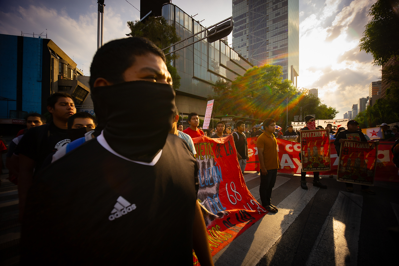 “No vamos a dejar de luchar hasta saber la verdad”: padres y madres de los 43 marchan en CDMX
