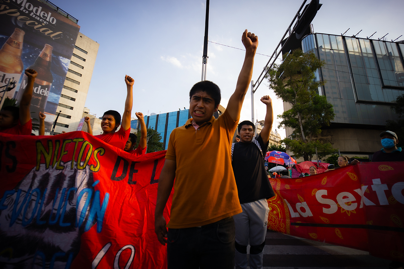 “No vamos a dejar de luchar hasta saber la verdad”: padres y madres de los 43 marchan en CDMX