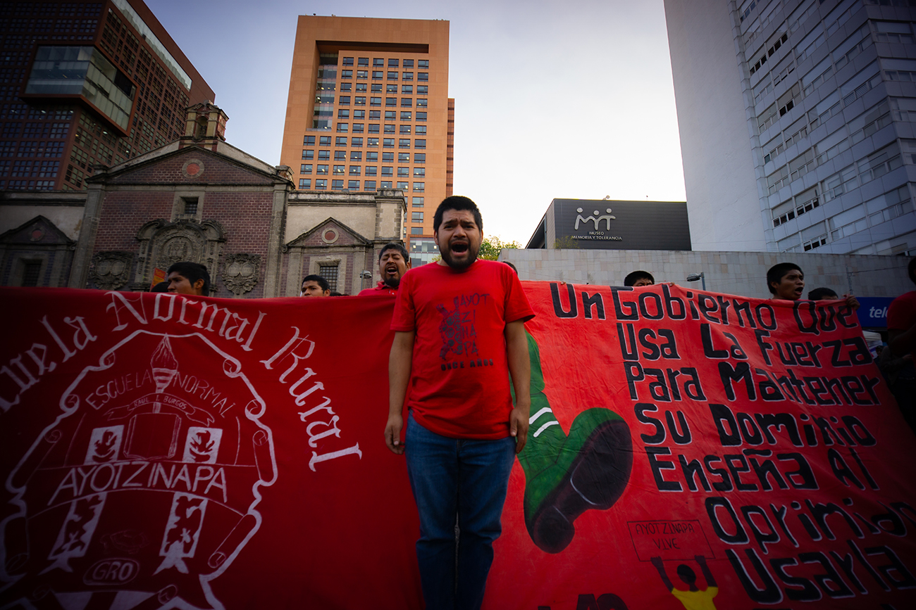 “No vamos a dejar de luchar hasta saber la verdad”: padres y madres de los 43 marchan en CDMX