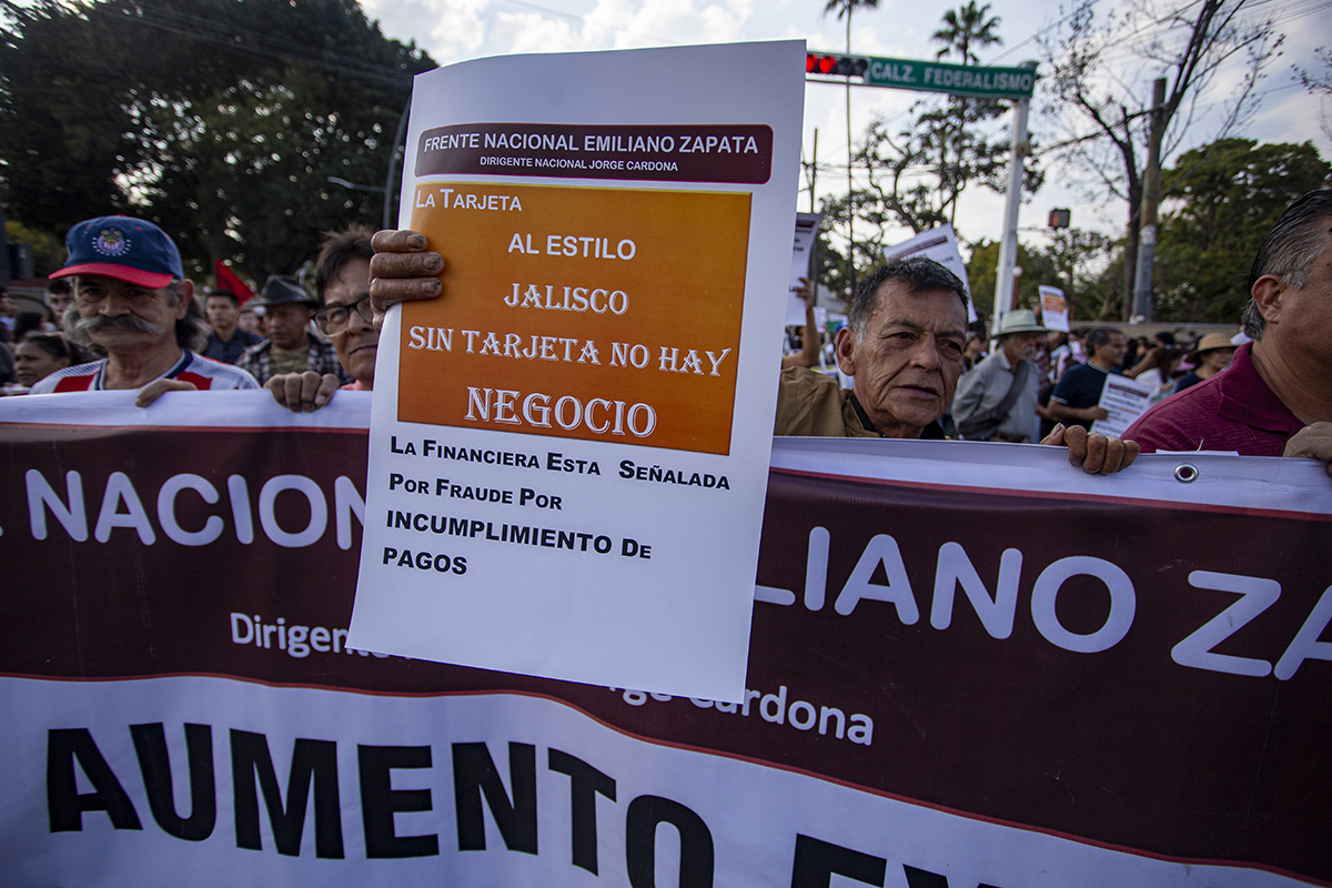 Marcha contra el tarifazo al transporte en Jalisco termina con detenciones de estudiantes