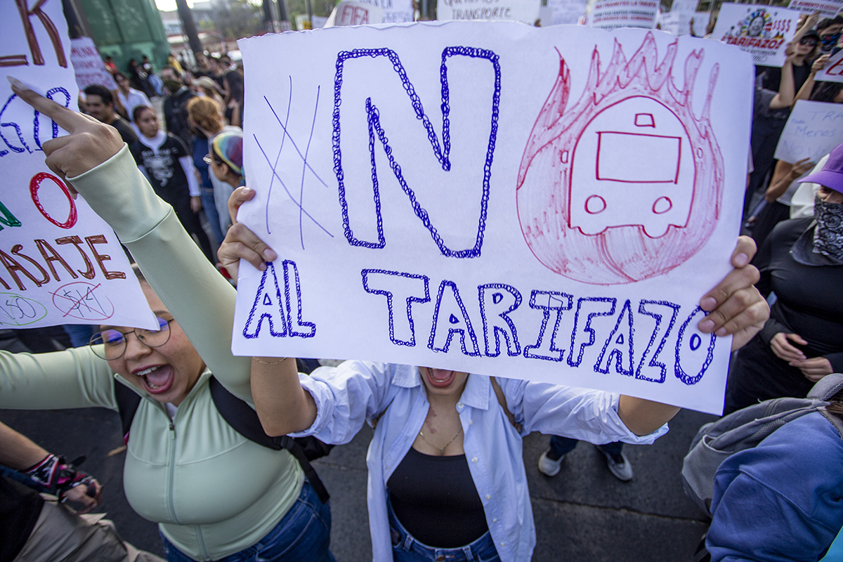 Marcha contra el tarifazo al transporte en Jalisco termina con detenciones de estudiantes