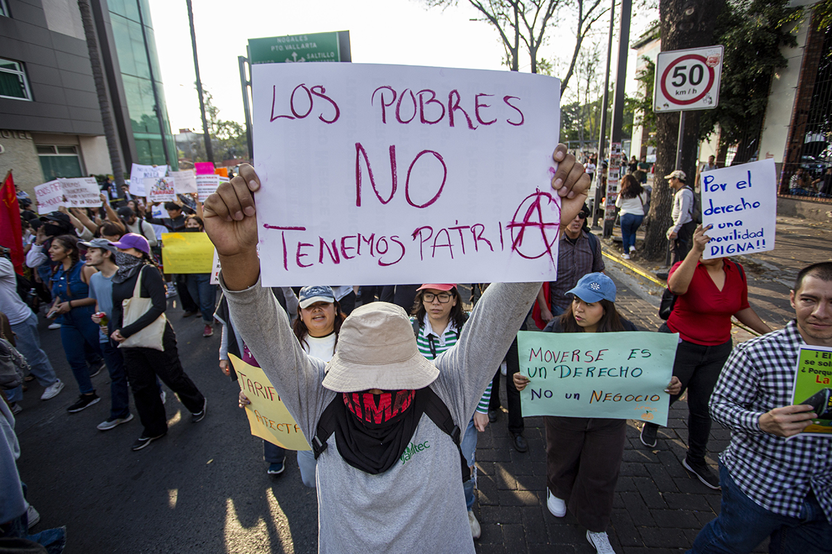 Marcha contra el tarifazo al transporte en Jalisco termina con detenciones de estudiantes