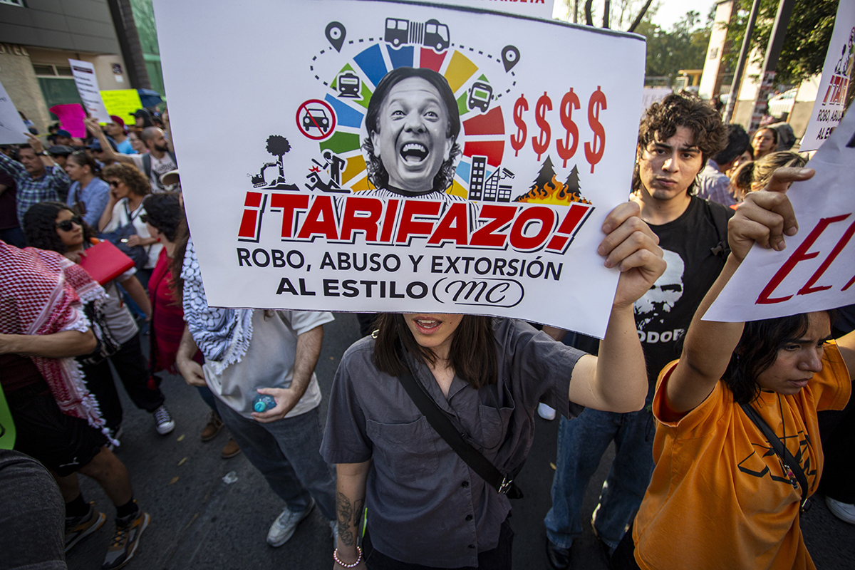 Marcha contra el tarifazo al transporte en Jalisco termina con detenciones de estudiantes