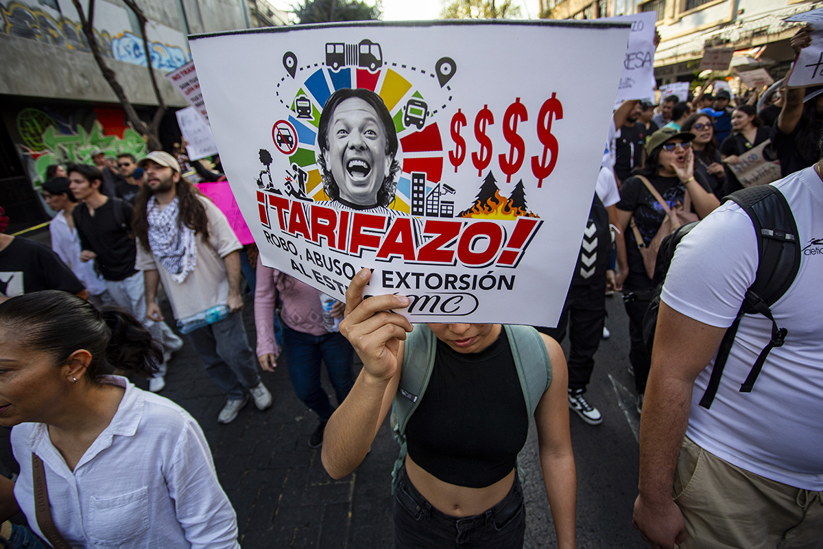Marcha contra el tarifazo al transporte en Jalisco termina con detenciones de estudiantes