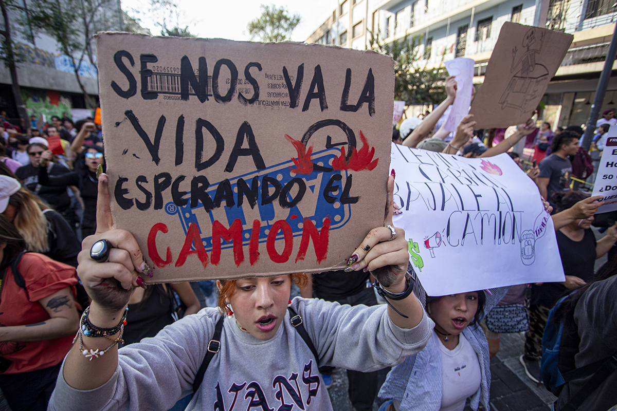 Marcha contra el tarifazo al transporte en Jalisco termina con detenciones de estudiantes