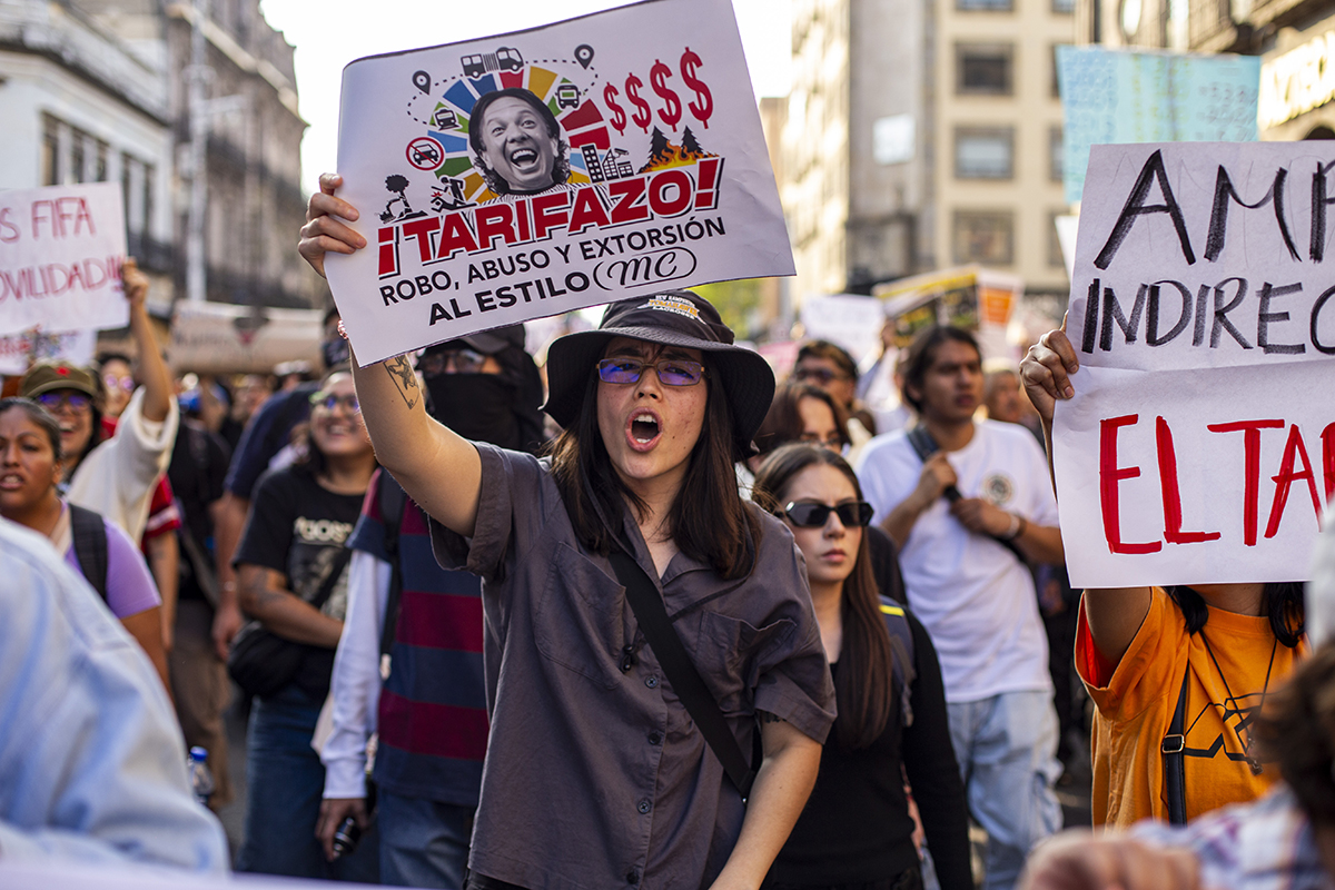 Marcha contra el tarifazo al transporte en Jalisco termina con detenciones de estudiantes
