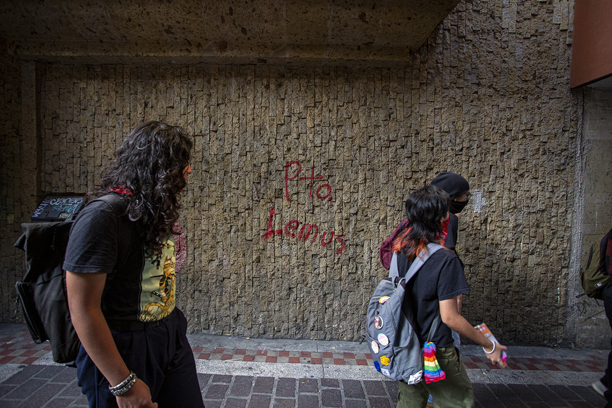 Marcha contra el tarifazo al transporte en Jalisco termina con detenciones de estudiantes