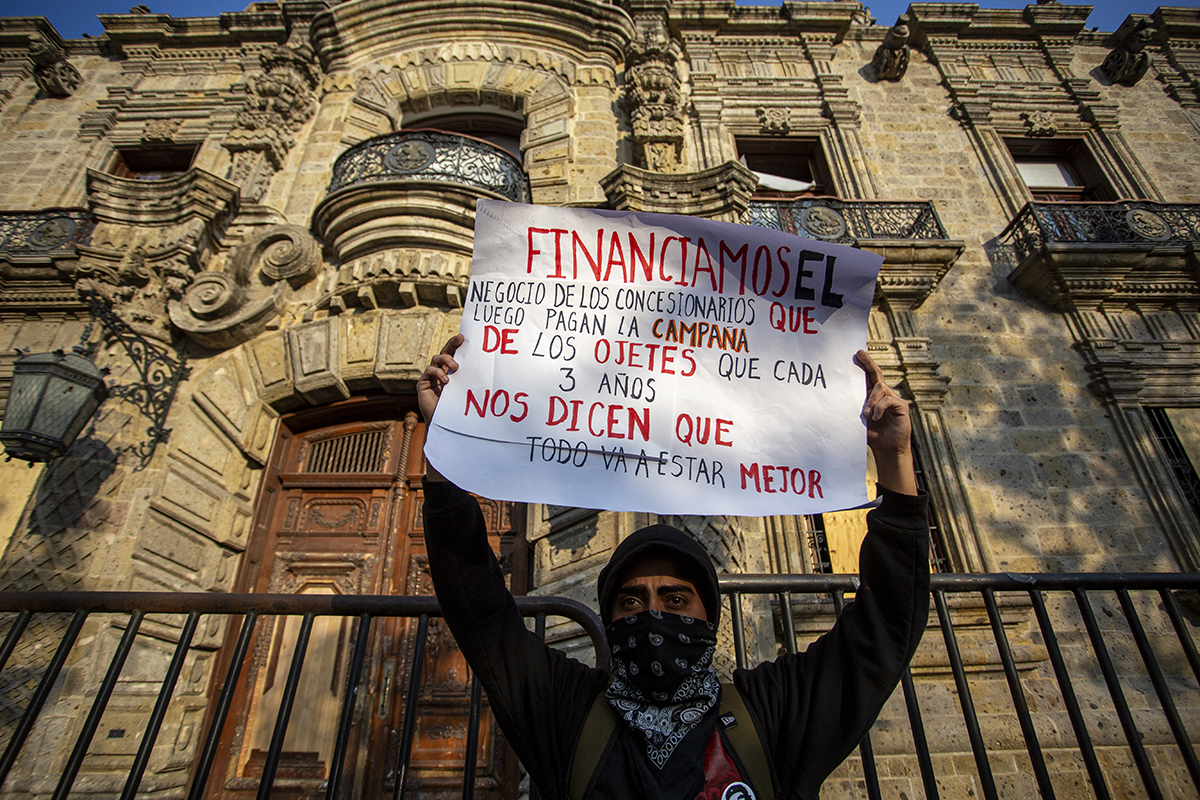 Marcha contra el tarifazo al transporte en Jalisco termina con detenciones de estudiantes