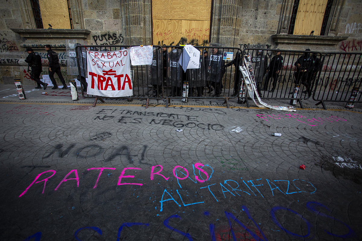 Marcha contra el tarifazo al transporte en Jalisco termina con detenciones de estudiantes