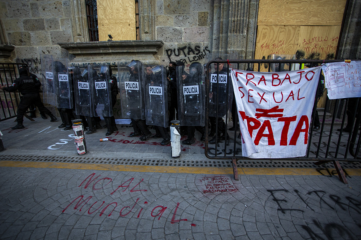 Marcha contra el tarifazo al transporte en Jalisco termina con detenciones de estudiantes