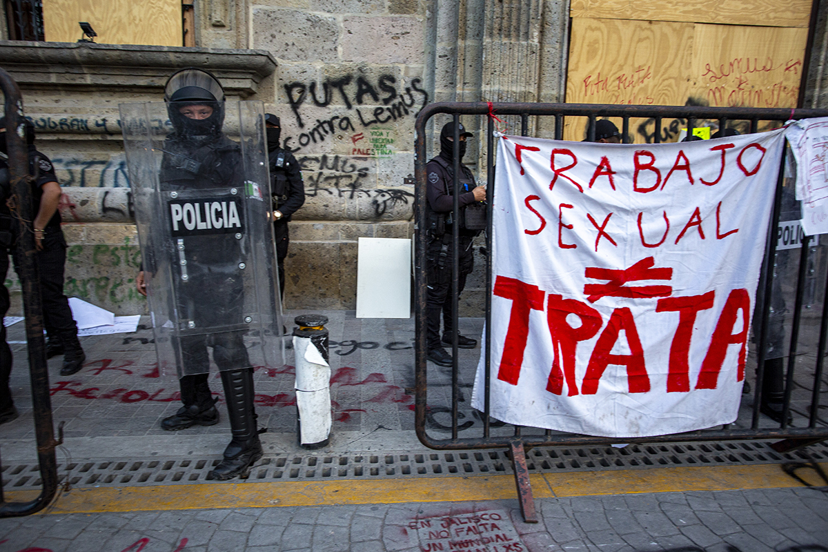 Marcha contra el tarifazo al transporte en Jalisco termina con detenciones de estudiantes
