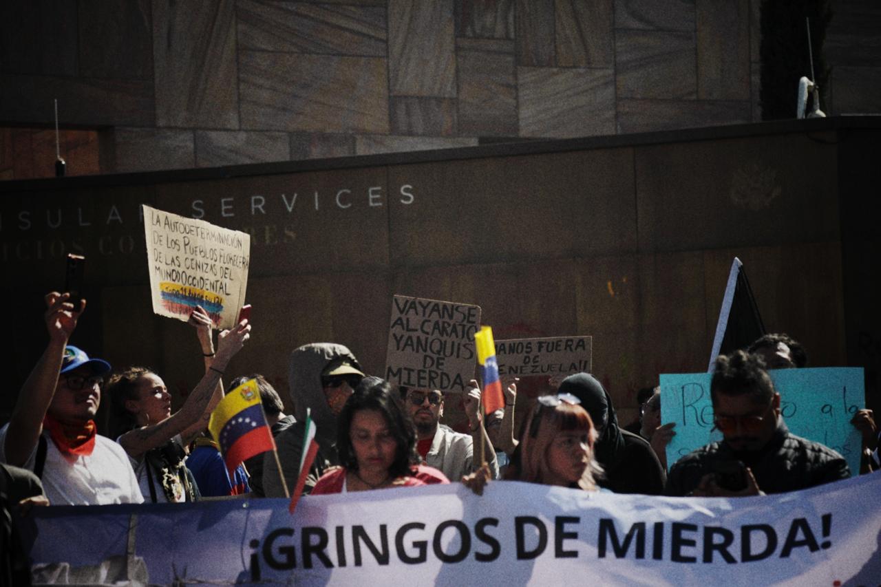 Protestan en la Embajada de Estados Unidos en CDMX contra la intervención militar en Venezuela
