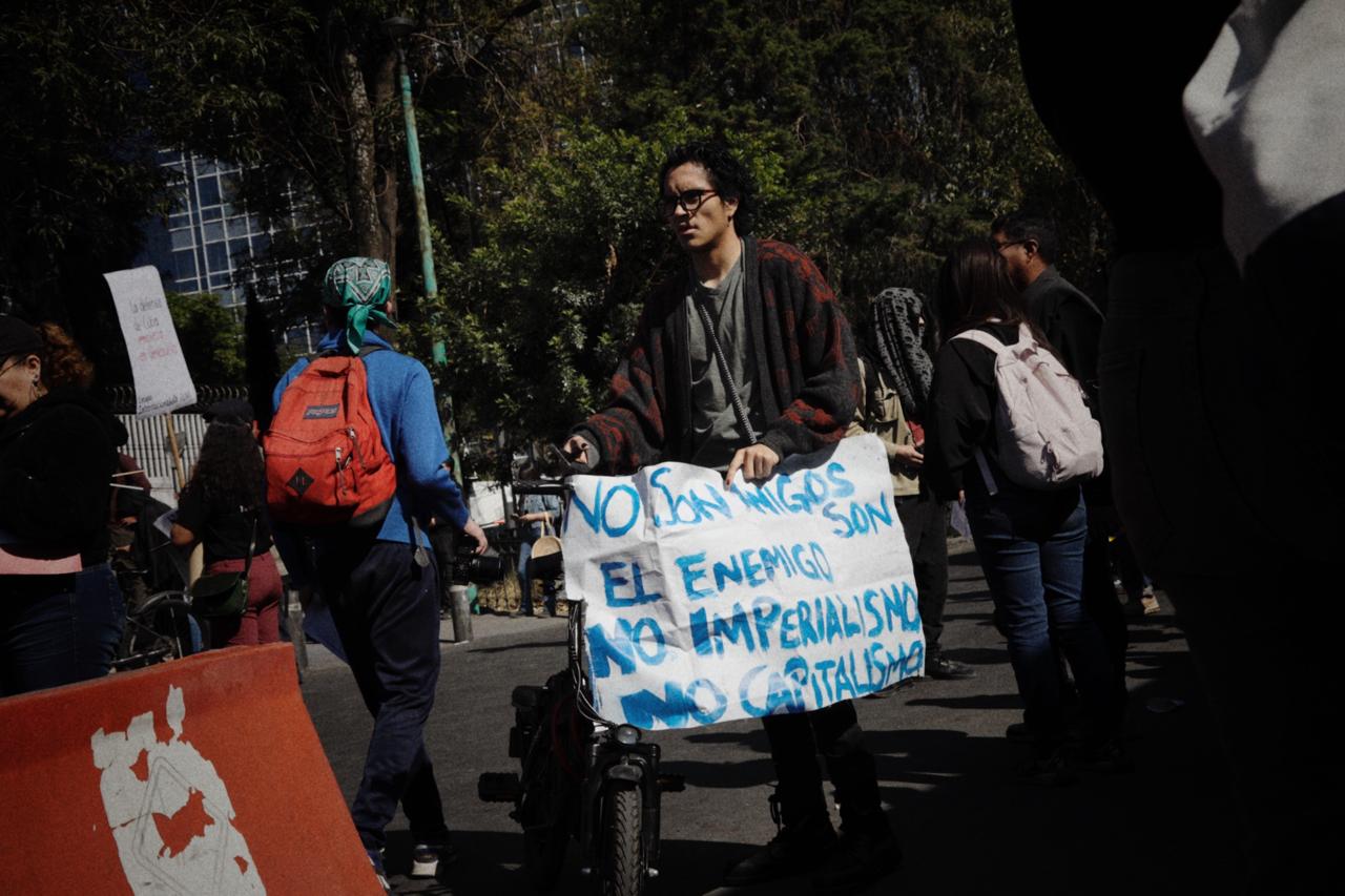 Protestan en la Embajada de Estados Unidos en CDMX contra la intervención militar en Venezuela
