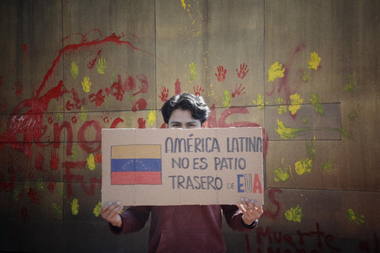 Protestan en la Embajada de Estados Unidos en CDMX contra la intervención militar en Venezuela
