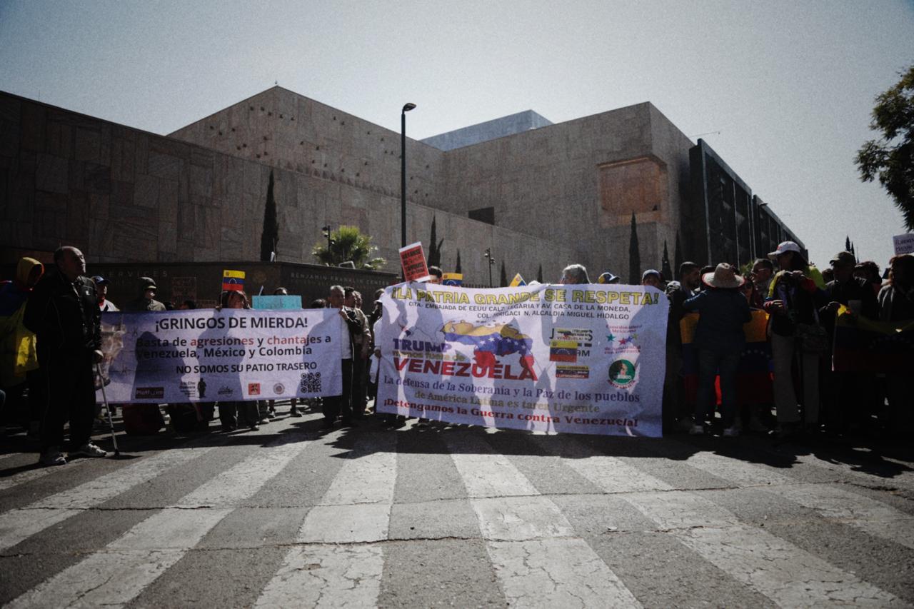 Protestan en la Embajada de Estados Unidos en CDMX contra la intervención militar en Venezuela