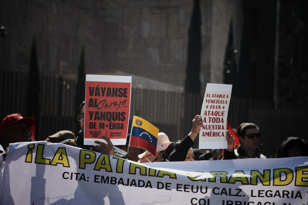 Protestan en la Embajada de Estados Unidos en CDMX contra la intervención militar en Venezuela