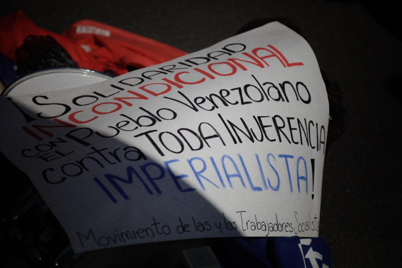 Protestan en la Embajada de Estados Unidos en CDMX contra la intervención militar en Venezuela
