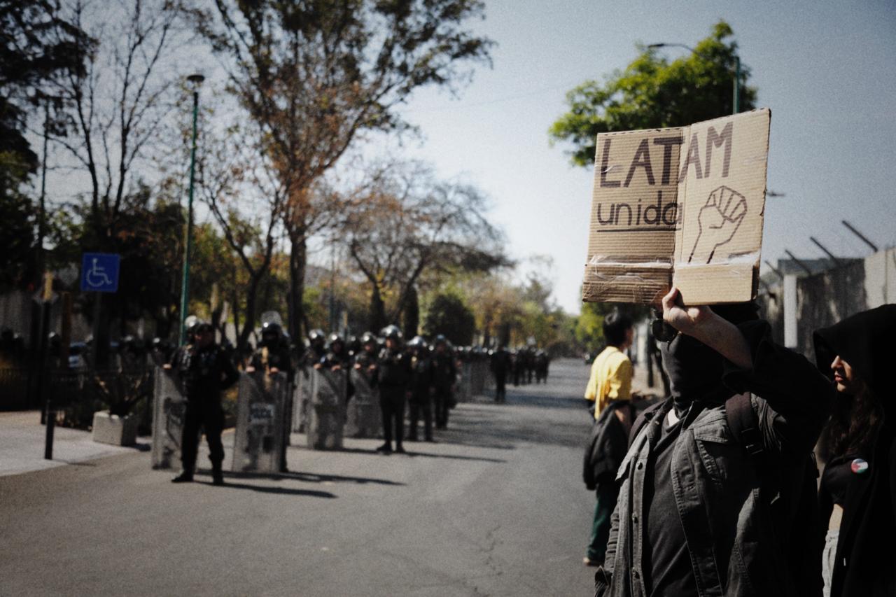 Protestan en la Embajada de Estados Unidos en CDMX contra la intervención militar en Venezuela