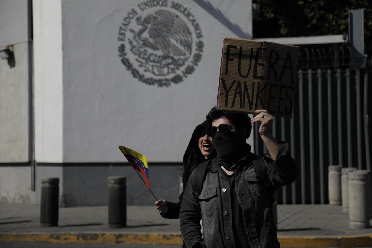 Protestan en la Embajada de Estados Unidos en CDMX contra la intervención militar en Venezuela