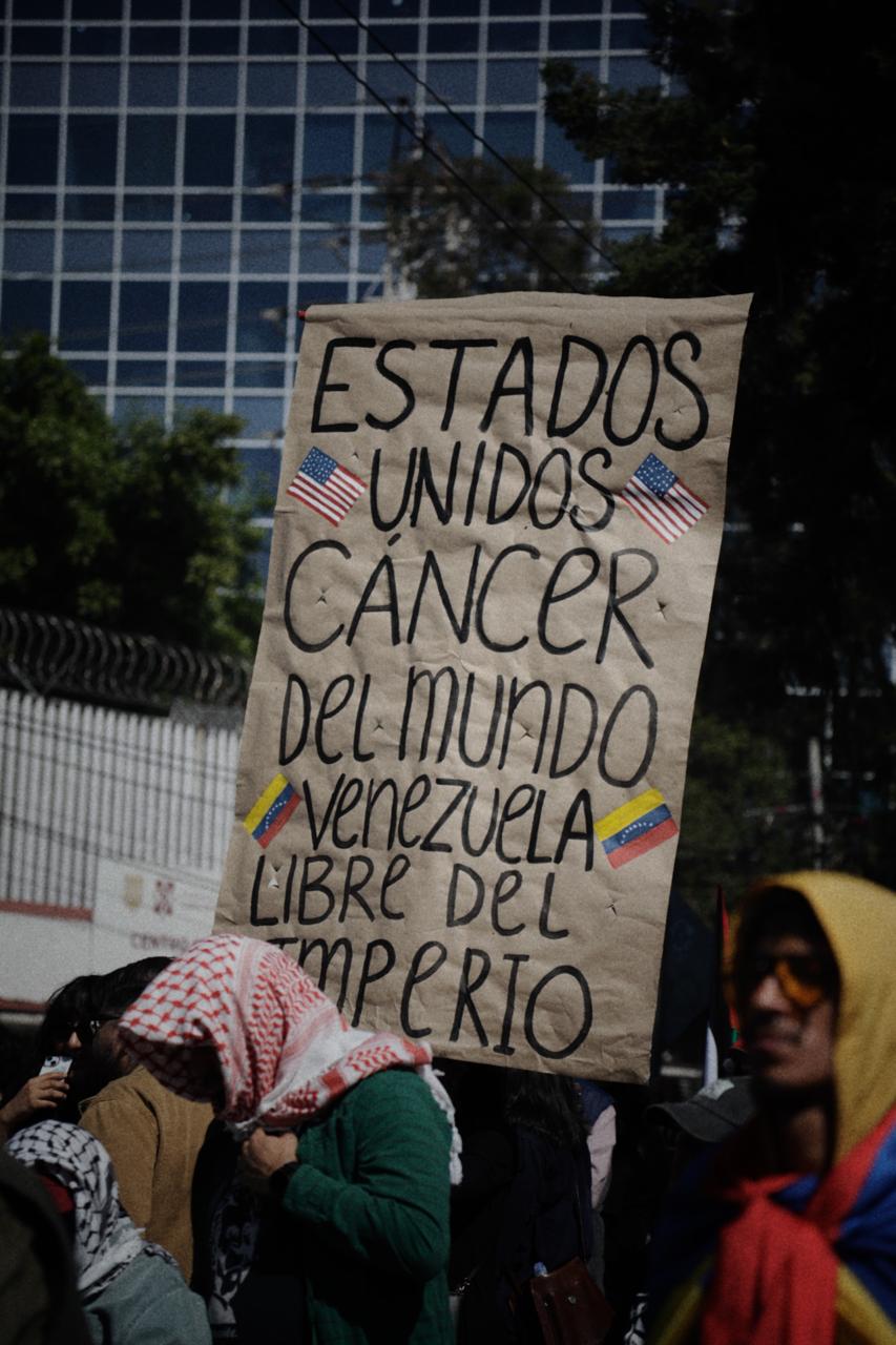 Protestan en la Embajada de Estados Unidos en CDMX contra la intervención militar en Venezuela