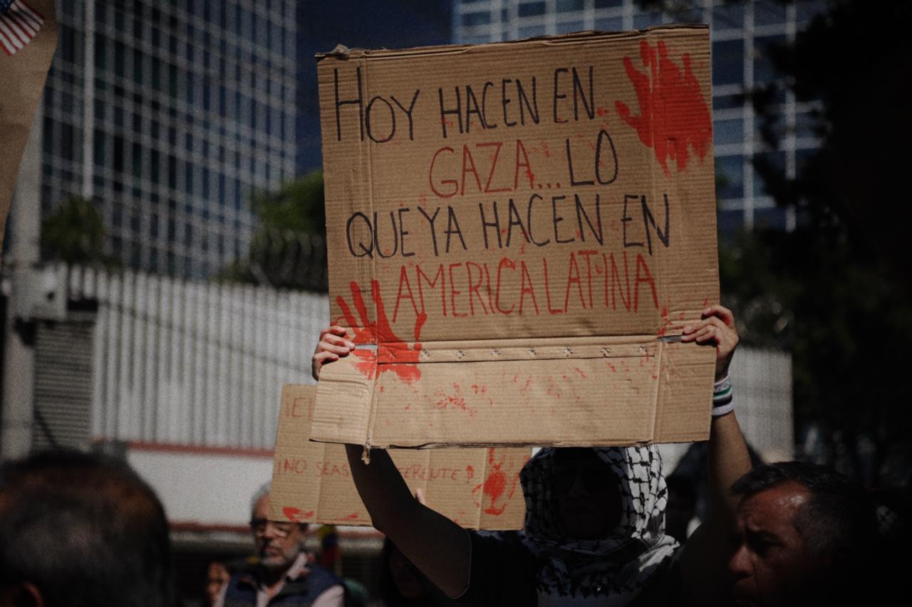 Protestan en la Embajada de Estados Unidos en CDMX contra la intervención militar en Venezuela