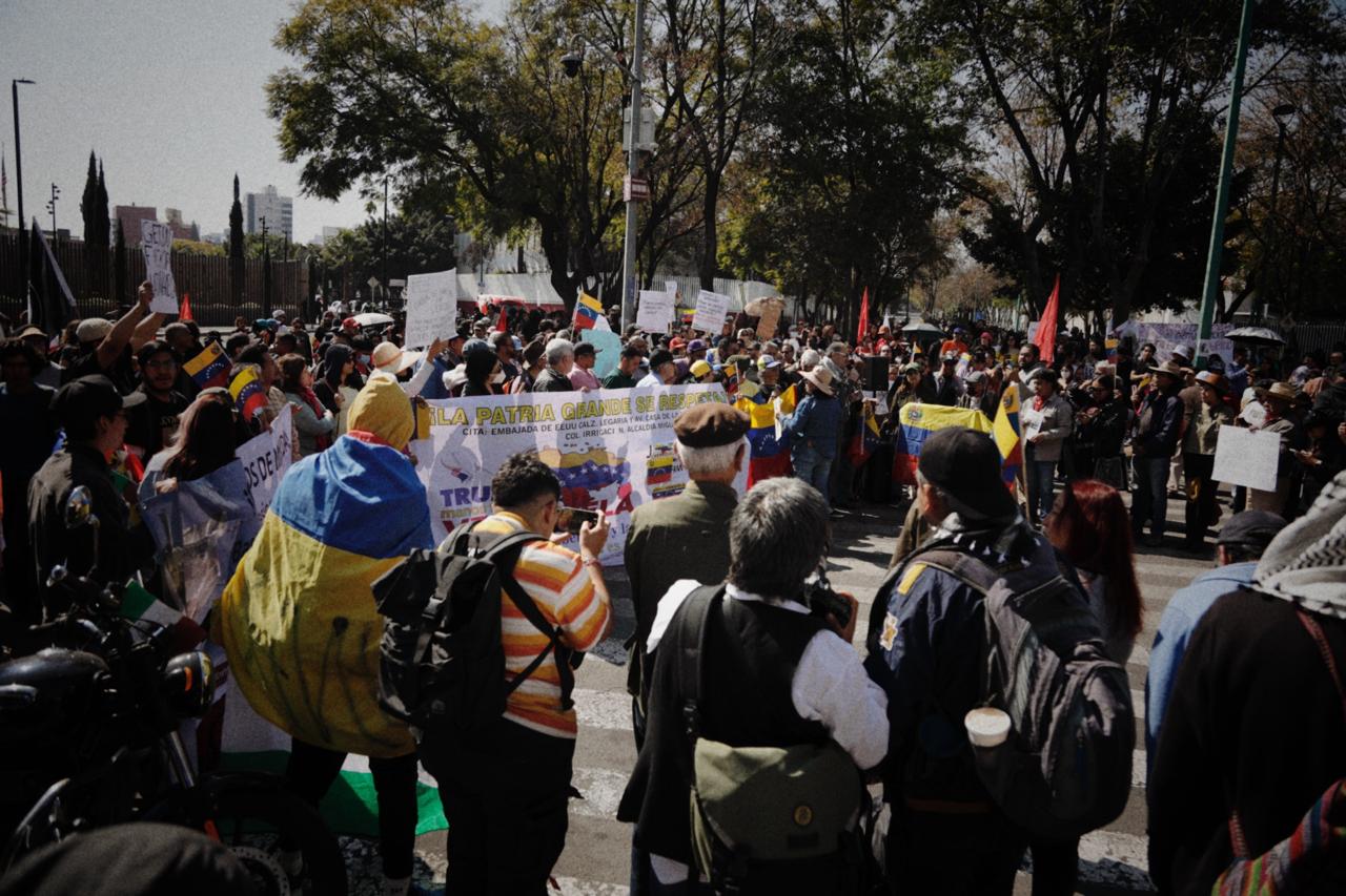 Protestan en la Embajada de Estados Unidos en CDMX contra la intervención militar en Venezuela