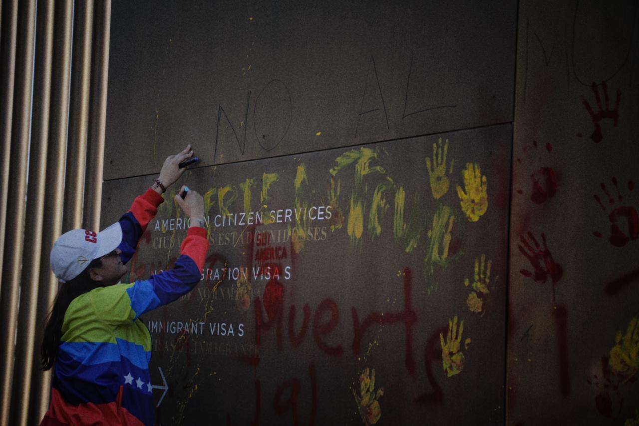 Protestan en la Embajada de Estados Unidos en CDMX contra la intervención militar en Venezuela