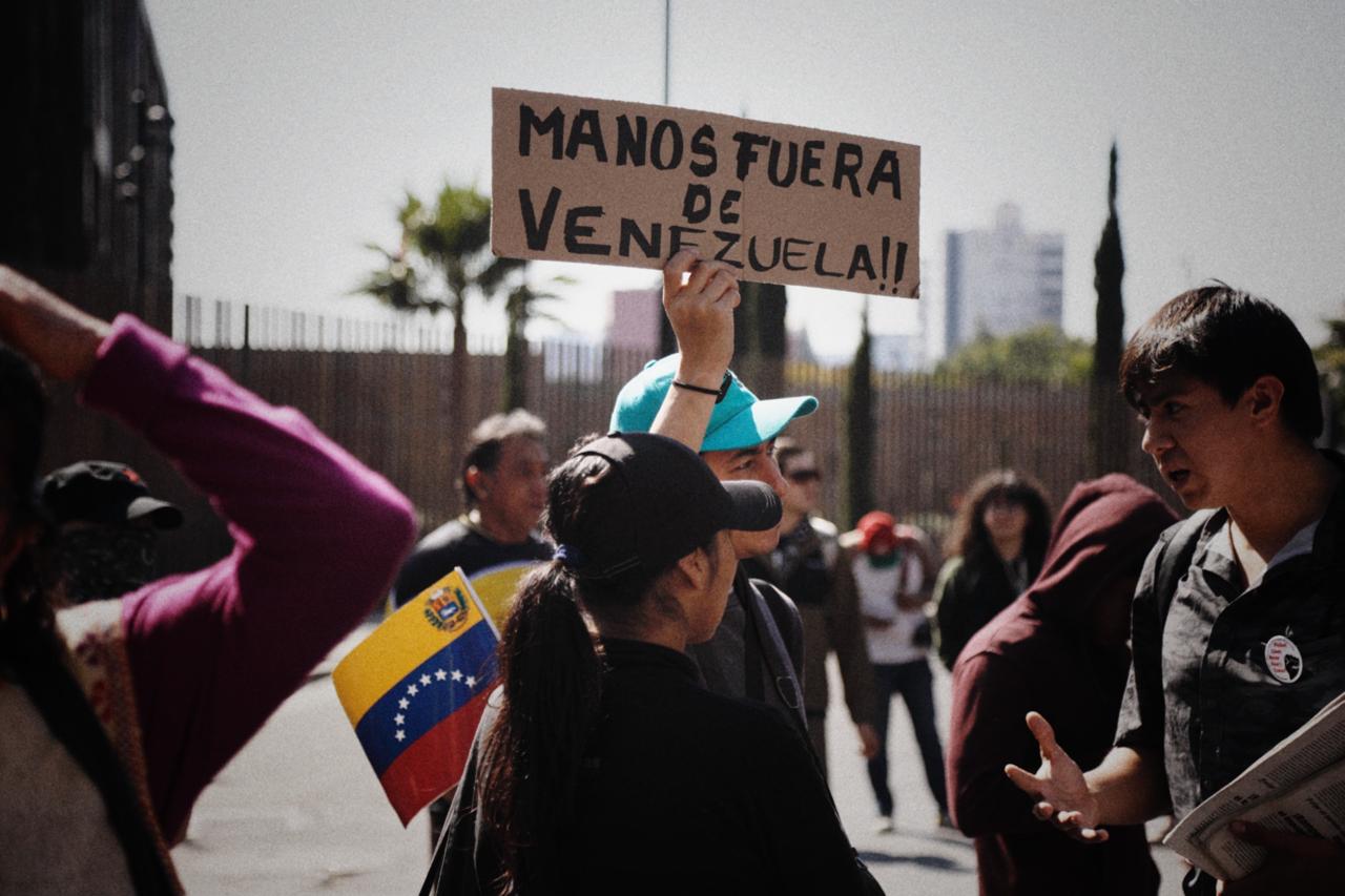 Protestan en la Embajada de Estados Unidos en CDMX contra la intervención militar en Venezuela